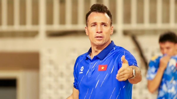 Huấn luyện viên Diego Giustozzi hài lòng về tinh thần thi đấu và nền tảng chuyên môn của tuyển futsal Việt Nam. (Ảnh: VFF)