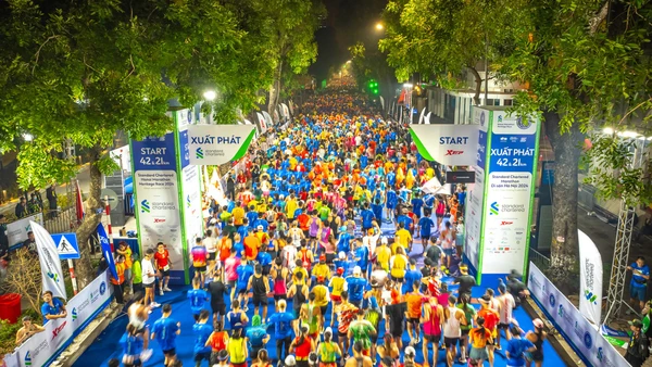 Giải chạy Standard Chartered Marathon Di sản Hà Nội 2024 diễn ra thành công với sự bảo đảm y tế cho các chân chạy. 