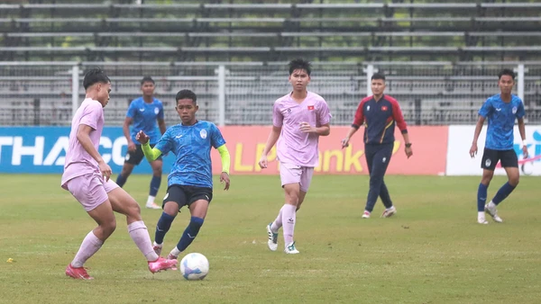 U17 Việt Nam thi đấu lấn lướt trước U17 Campuchia. (Ảnh: VFF)