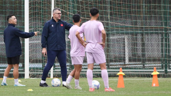 Huấn luyện viên Cristiano Roland dặn dò các học trò trong buổi tập của U17 Việt Nam. (Ảnh: VFF)