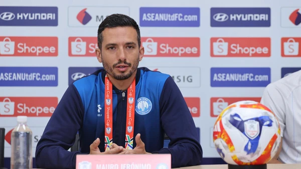 Huấn luyện viên Mauro Jeronimo của câu lạc bộ Nam Định phát biểu tại buổi họp báo. (Ảnh: VFF)