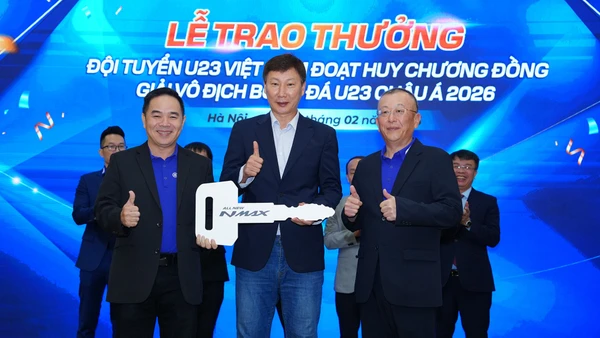 Huấn luyện viên Kim Sang Sik nhận phần thưởng.