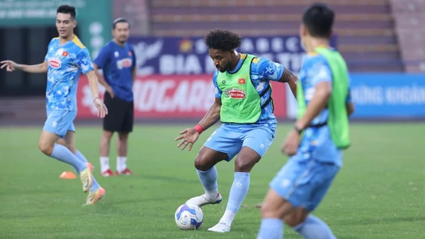 Tiền đạo Nguyễn Xuân Son hòa nhập nhanh chóng với các đồng đội sau thời gian hồi phục chấn thương. (Ảnh: VFF)