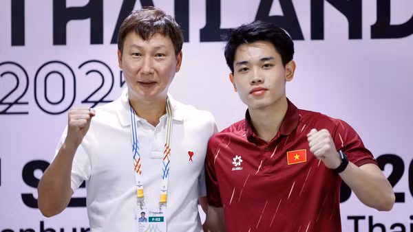 Huấn luyện viên Kim Sang Sik và cầu thủ Nguyễn Đình Bắc tại buổi họp báo sau trận đấu tối 11/12. (Ảnh: VFF)