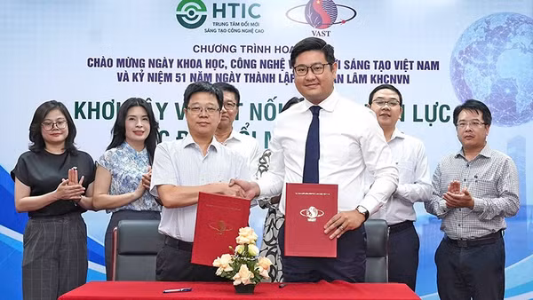 Đại diện HTIC và các bên ký kết hợp tác tại chương trình.