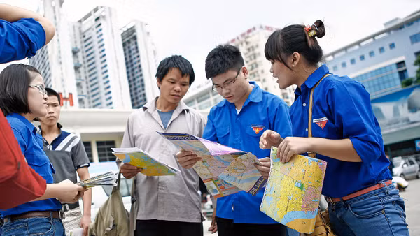 Những tình nguyện viên "đời đầu" của chương trình "Tiếp sức mùa thi" hỗ trợ, hướng dẫn thí sinh thi đại học tìm đường bằng bản đồ.