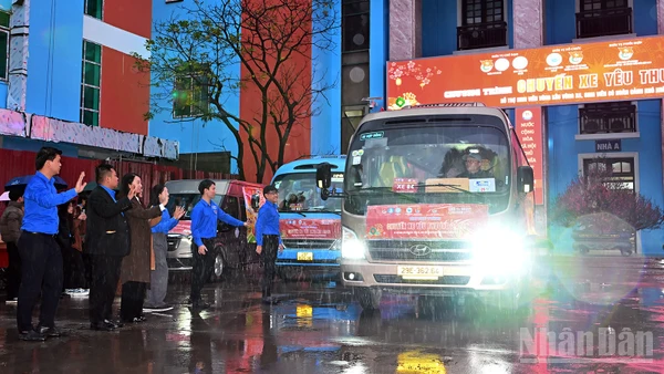 Đại diện Đoàn Thanh niên, Hội Sinh viên thành phố Hà Nội và các nhà trường, đơn vị liên quan tạm biệt 200 bạn trẻ lên đường về quê đón Tết cổ truyền trên những "Chuyến xe yêu thương" năm 2026.