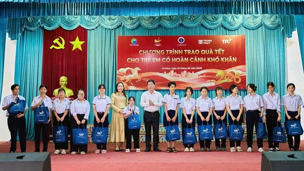 Ban tổ chức chương trình trao quà Tết tặng một số đại diện thiếu nhi hoàn cảnh khó khăn trên địa bàn tỉnh.