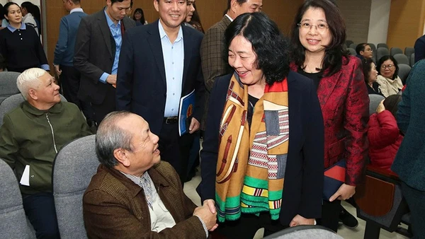 Đồng chí Bùi Thị Minh Hoài tiếp xúc cử tri tại Hội nghị.