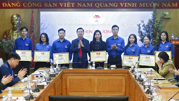 Thường trực Đoàn Thanh niên Mặt trận Tổ quốc, các đoàn thể Trung ương trao Bằng khen tặng các tập thể, cá nhân xuất sắc.