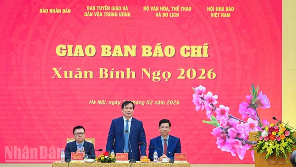 Các đồng chí lãnh đạo chủ trì Hội nghị giao ban báo chí đầu Xuân Bính Ngọ. (Ảnh: BẢO LONG)