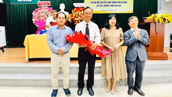 Nhà văn, dịch giả Bùi Xuân tặng hoa chúc mừng Ban chấp hành Chi hội nhiệm kỳ 2026-2031. 