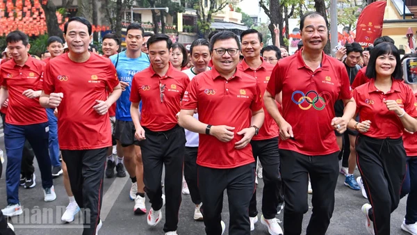 [Ảnh] Người dân Thủ đô hào hứng tham gia Ngày chạy Olympic 2026