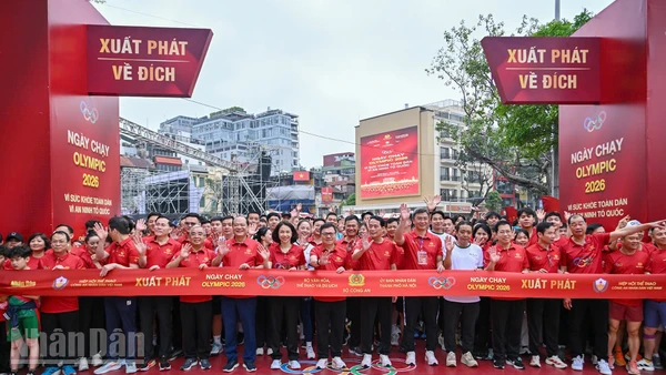 Các đại biểu cùng đông đảo người dân trước vạch xuất phát Ngày chạy Olympic 2026. (Ảnh: THỦY NGUYÊN)