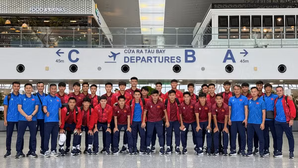 Ban huấn luyện cùng các thành viên đội tuyển U23 Việt Nam trước giờ khởi hành. (Ảnh: VFF)