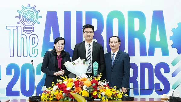 Các đồng chí Huỳnh Thành Đạt, Nguyễn Thanh Hải (lần lượt bên phải và trái trong hình) trao giải Nhất cho thí sinh Huỳnh Minh Anh.