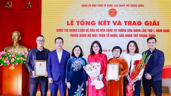 Đồng chí Bùi Thị Minh Hoài (thứ 3 từ trái sang) tặng hoa chúc mừng các tác giả, đại diện nhóm tác giả tiêu biểu tại buổi lễ.