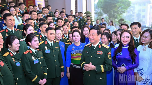 Đại tướng Phan Văn Giang trò chuyện, động viên các đại biểu đoàn viên thanh niên ưu tú bên lề Đại hội.