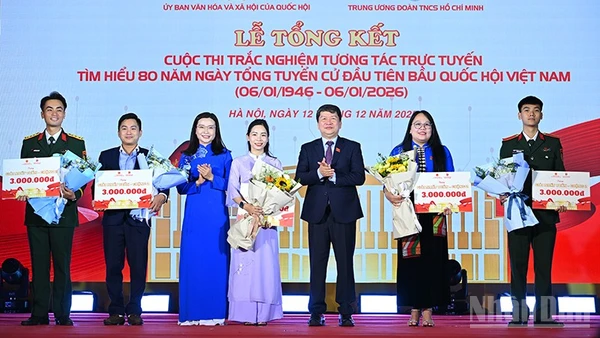 Ban tổ chức trao phần thưởng tặng các thí sinh tiêu biểu, xuất sắc của cuộc thi.