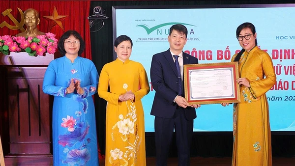 Ban Giám đốc Học viện Phụ nữ Việt Nam đón nhận Giấy chứng nhận học viện đạt chuẩn chất lượng cơ sở giáo dục chu kỳ 2.