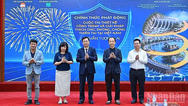 Đại diện Ủy ban Trung ương Mặt trận Tổ quốc Việt Nam và các đơn vị liên quan thực hiện nghi thức phát động cuộc thi.