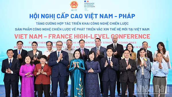 Phó Chủ tịch Quốc hội Nguyễn Thị Thanh, Bộ trưởng Y tế Đào Hồng Lan (thứ 5 và 6 từ trái qua, hàng đầu) cùng đại diện các cơ quan, đơn vị liên quan tại hội nghị.