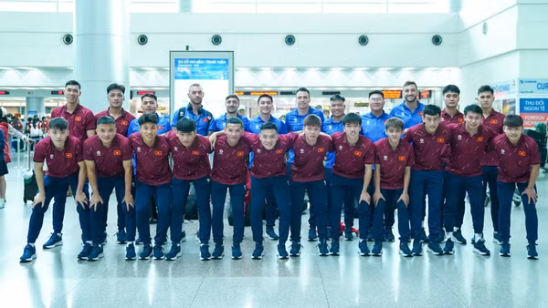 Ban huấn luyện cùng các tuyển thủ futsal Việt Nam trước giờ lên đường. (Ảnh: VFF)
