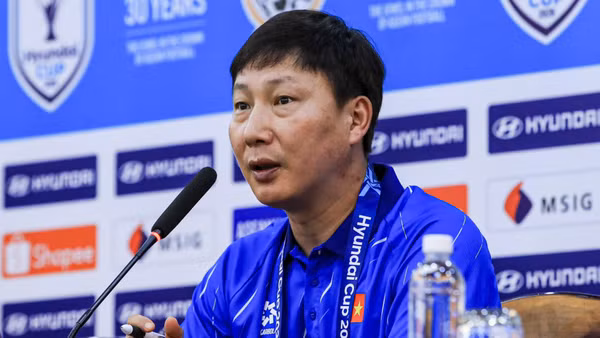 Huấn luyện viên Kim Sang Sik tại buổi họp báo. (Ảnh: VFF)