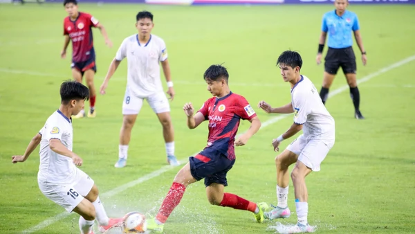U17 Thành phố Hồ Chí Minh (áo trắng) hòa 1-1 trước U17 Công an Hà Nội. (Ảnh: VFF)