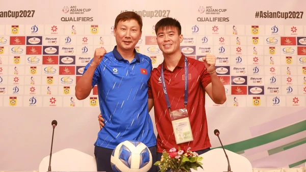 Huấn luyện viên Kim Sang Sik và đội trưởng Đỗ Duy Mạnh tại buổi họp báo trước trận gặp đội tuyển Lào. (Ảnh: VFF)