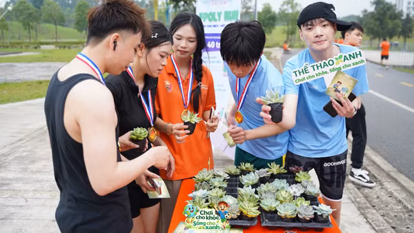 Các bạn sinh viên thích thú với các hoạt động của Dự án “Thể thao Xanh”. 