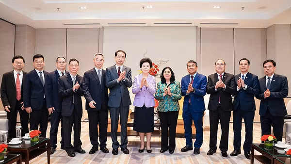 Các đồng chí Bùi Thị Minh Hoài, Hàm Huy (lần lượt thứ 5 và 6 từ phải sang) cùng các đại biểu Việt Nam-Trung Quốc tại buổi tiếp.