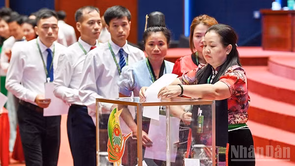 Các đại biểu tiến hành bỏ phiếu bầu tại Đại hội.