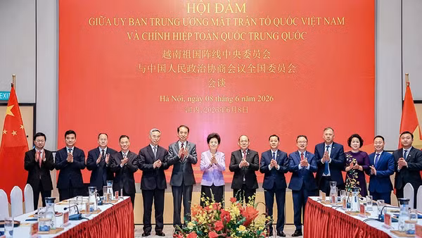 Các đại biểu Ủy ban Trung ương Mặt trận Tổ quốc Việt Nam và Chính hiệp toàn quốc Trung Quốc tại hội đàm.