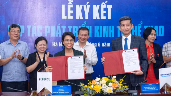 Đại diện hai đơn vị thực hiện Lễ ký kết hợp tác thúc đẩy phát triển kinh tế thể thao Việt Nam. 