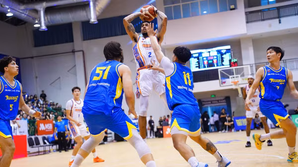 AJ Bramah bùng nổ ở hiệp 4 giúp Hanoi Buffaloes ấn định chiến thắng. 
