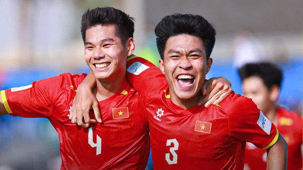 Hiểu Minh (bên trái) ghi bàn thắng đưa U23 Việt Nam vươn lên dẫn trước 2-0. (Ảnh: VFF)