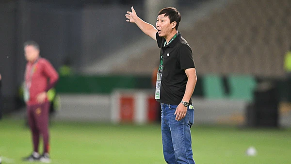 Huấn luyện viên Kim Sang Sik tại trận bán kết giữa U23 Việt Nam và U23 Trung Quốc, rạng sáng 21/1. (Ảnh: VFF)