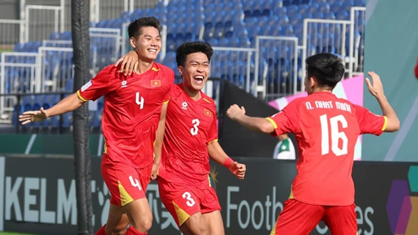 Trung vệ Nguyễn Hiểu Minh (số 4) là một trong những trụ cột hàng đầu của hàng phòng ngự U23 Việt Nam. (Ảnh: VFF)