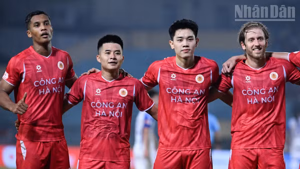 Nguyễn Đình Bắc (thứ hai từ phải sang) ăn mừng bàn thắng cùng các đồng đội. (Ảnh: TRẦN HẢI)
