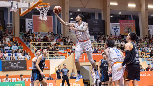 AJ Bramah tiếp tục là chủ lực số một của Hanoi Buffaloes.