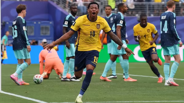 Gonzalo Plata ăn mừng bàn thắng thứ hai vào lưới của thủ thành Neuer. (Ảnh: FIFA)