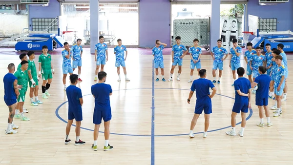 Ban huấn luyện đội tuyển futsal Việt Nam trao đổi cùng các tuyển thủ trước buổi tập. (Ảnh: VFF)