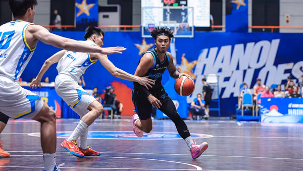 Lian Ramiro tỏa sáng giúp Hanoi Buffaloes bứt tốc về đích tại hiệp 4.