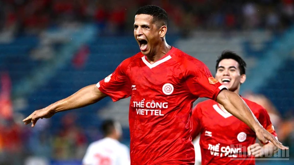 Ngoại binh Lucao góp công lớn trong chiến thắng của Thể Công Viettel với một bàn thắng và một kiến tạo. (Ảnh: TRẦN HẢI)