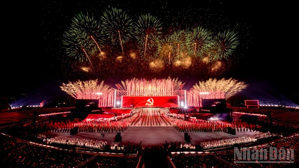 [Ảnh] Mãn nhãn màn pháo hoa "tuyệt đối điện ảnh" trên bầu trời Hà Nội mừng Đại hội XIV của Đảng thành công