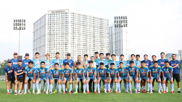 Lãnh đạo Liên đoàn Bóng đá Việt Nam thăm và động viên các cầu thủ U23 Việt Nam. (Ảnh: VFF)