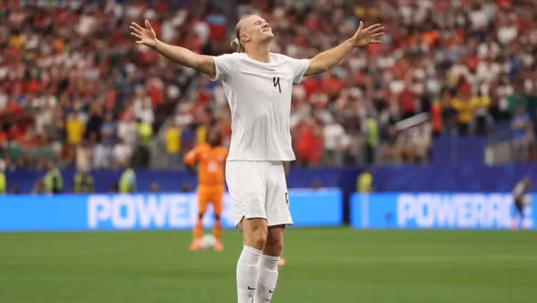 Erling Haaland ghi bàn thắng quyết định để Na Uy thắng 2-1 và vượt qua vòng loại trực tiếp. (Ảnh: FIFA)