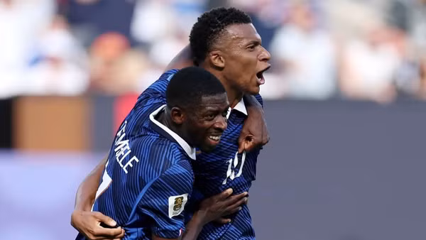 Kylian Mbappé ăn mừng cùng người đồng đội Ousmane Dembélé. (Ảnh: FIFA)