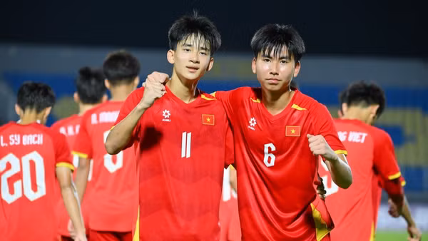 Các tuyển thủ U17 Việt Nam ăn mừng bàn thắng. (Ảnh: VFF)